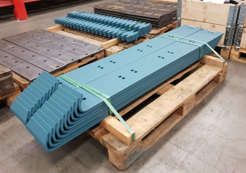 BOROX Ändbockade vägstål packade på pall, curb protectors on pallet